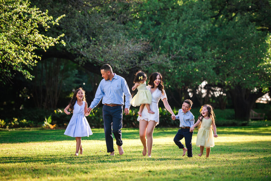 10 Family Picture Poses You Need at Your Family Pictures Session -